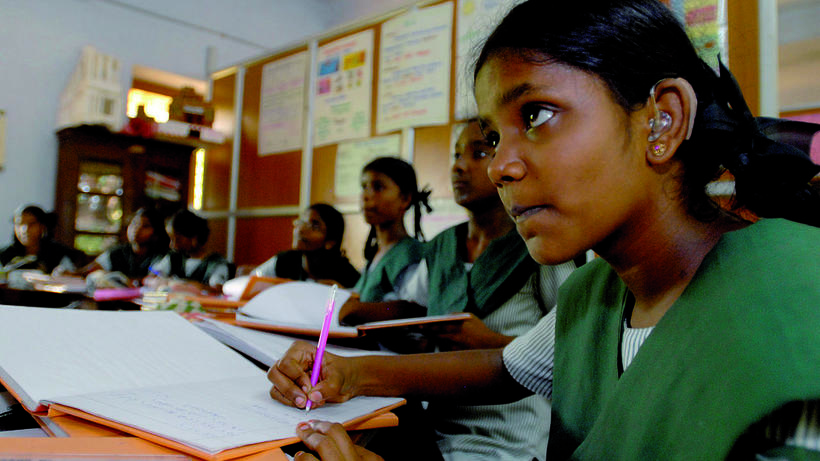 Schülerinnen in Indien - Bild: flickr / Manfred Manske