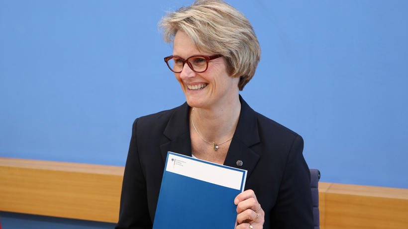 Stellte den Bericht am 18. April in der Bundespressekonferenz vor: Bildungsministerin Anja Karliczek (CDU). - Bild: zwd