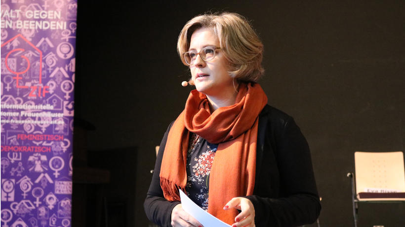 Anja Nordmann, Geschäftsführerin des Deutschen Frauenrates, moderierte die ZIF-Tagung 