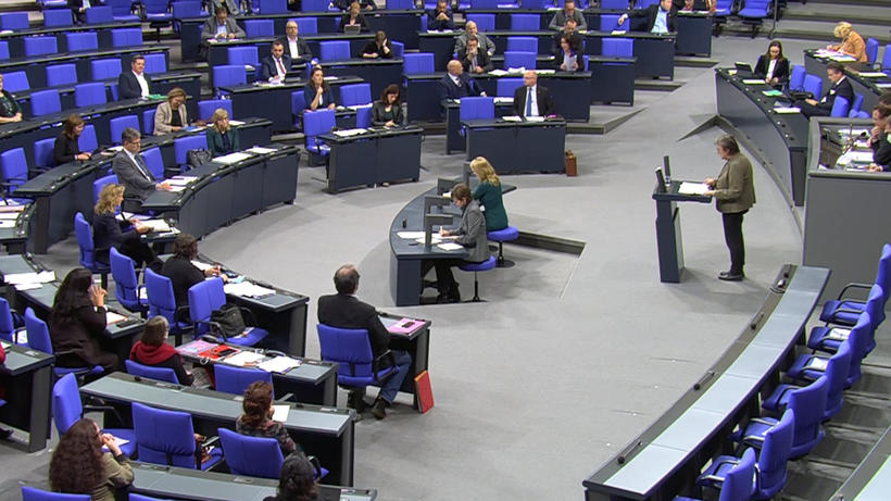 Bundestagsplenum 19.11.2020, Am Redepult die Linken-Abgeordnete Cornelia Möhring