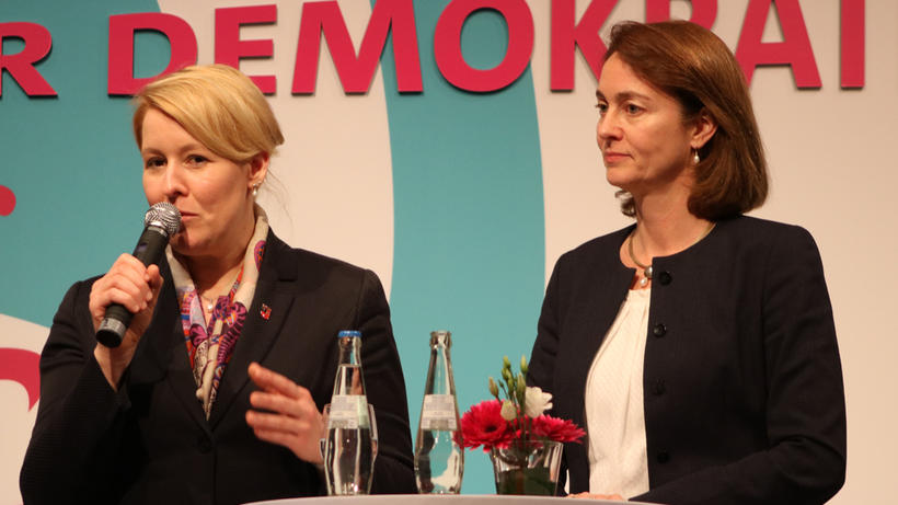 Bundesfrauenministerin Franziska Giffey im Gespräch mit Bundesjustizministerin Katarina Barley - Bild: zwd (Archiv)