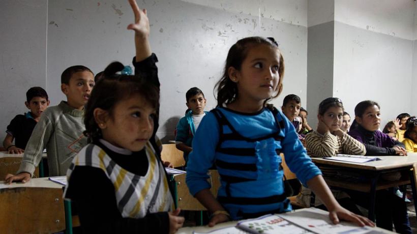 Flüchtlingskinder lernen unter erschwerten Bedingungen. - Bild: Wikimedia / UK Dep. for Intern. Develop.