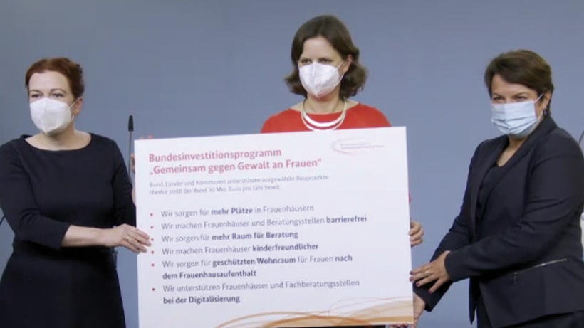  (von links nach rechts:) Katja Dörner, OB'in Bonn, Staatssekretärin Juliane Seifert (BMFSFJ),  Ministerin Stefanie Drese (MV) zogen Bilanz