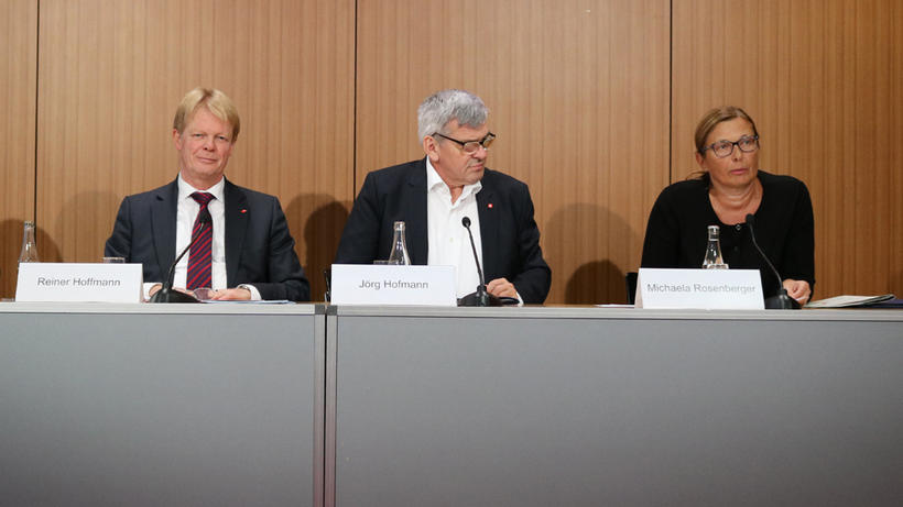 Reiner Hoffmann (DGB), Jörg Hofman (IG Metall) und Michaela Rosenberger (ngg, vl.n.r.) stellten am Mittwoch den DGB-Index 