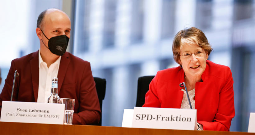 Ulrike Bahr (SPD), Vorsitzende des Bundestagsausschusses FSFJ nach ihrer Wahl mit PStS Sven Lehmann (BMFSFJ). Foto: Florian Gaertner (Photothek)
