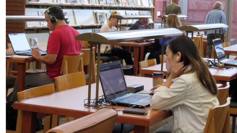 Lernen am Computer in einer modernen Bildungseinrichtung.  - Bild: PxHere
