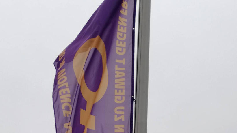 Die Fahne mit dem Frauensymbol ist ein Zeichen gegen Gewalt an Frauen.  - Bild: Pixabay 