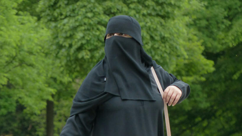 Muslimin mit Niqab - Bild: pixabay / Hans Braxmann