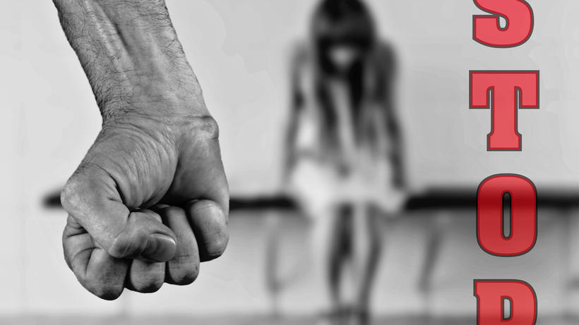 Gewalt gegen Frauen stoppen - Bild: Pixabay / Alexas
