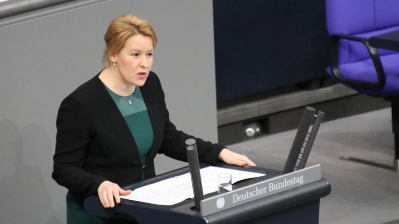 Bundesfrauenministerin Franziska Giffey im Bundestag - Bild: zwd-Archiv