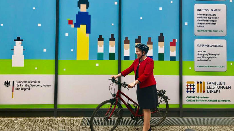 Bundesfrauenministerin Franziska Giffey vor ihrem Ministerium mit Fahrrad und Helm, Bild: facebook.com/franziska.giffey