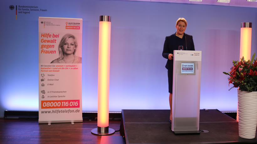 Franziska Giffey bei dem Empfang zum Internationalen Tag zur Beseitigung von Gewalt gegen Frauen im BMFSFJ - Bild: zwd