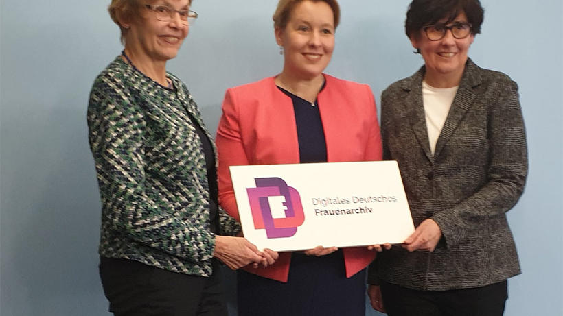 In den Mittelpunkt ihrer gleichstellungspolitischen Strategie rückte Bundesfrauenministerin Franziska Giffey (SPD) unter anderem die institutionelle Förderung des Deutschen Digitalen Frauenarchiv (DDF)