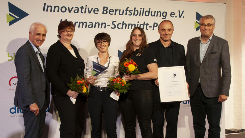 Gewinner des diesjährigen Hermann-Schmidt-Preises: Das Projekt „girlsatec – Junge Frauen erobern technische Berufe“ vom ABB Ausbildungszentrum Berlin. - Bild: BIBB
