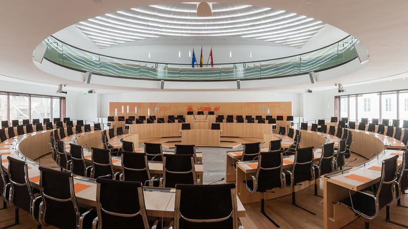 Plenarsaal des Hessischen Landtages. - Bild: wikimedia.org