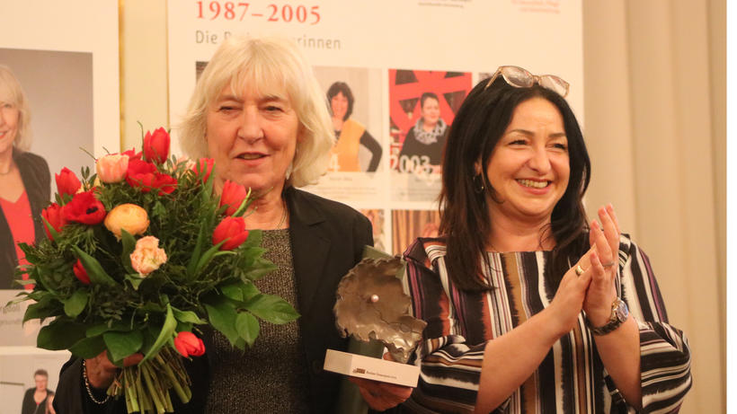 Karin Bergdoll (links) und Senatorin Dilek Kolat bei der Vergabe des Berliner Frauenpreises. Bild: zwd 