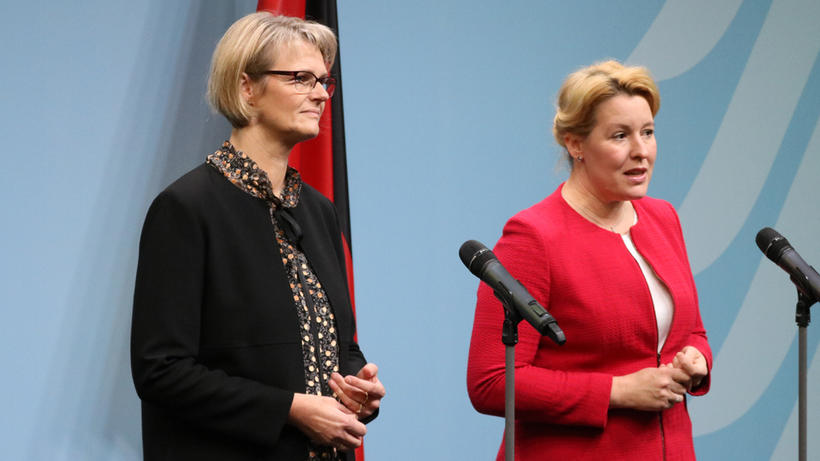 Stellten den Beschluss im BMFSFJ vor: Bundesbildungsministerin Anja Karliczek (CDU, links) und Bundesfamilienministerin Franziska Giffey (SPD). - Bild: zwd