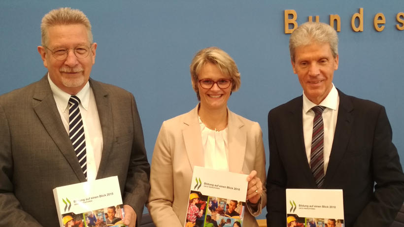 Der Leiter des OECD Berlin Centre Heino von Meyer, Bundesbildungsministerin Anja Karliczek und KMK-Präsident Helmut Holter (v.l.nr.). - Bild: zwd