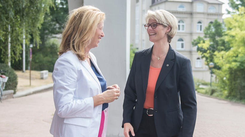 Bundesbildungsministerin Anja Karliczek (rechts) und Schleswig-Holsteins Bildungsministerin Karin Prien (beide CDU). - Bild: BMBF