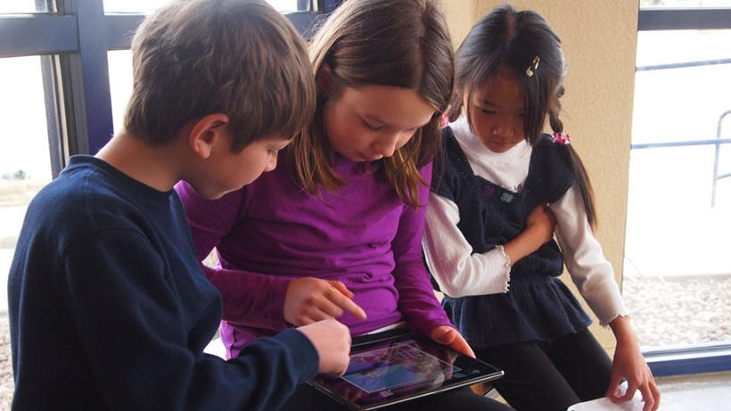 Schulkinder lernen mit einem digitalen Gerät. - Bild: Wikimedia.org / Brad Flickinger 