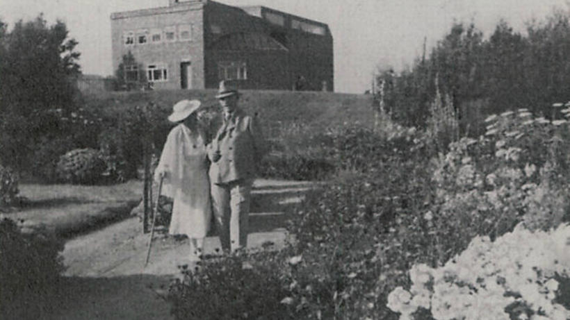Ada und Emil Nolde in ihrem Garten in Seebüll, 1945 - Bild: Flickr/Cea +