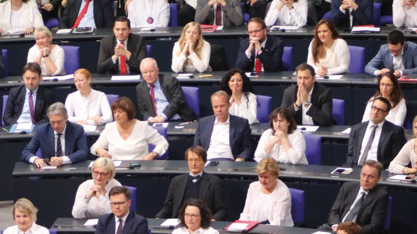 In Erinnerung an das 100. Jubiläums des Frauenwahlrechts in Deutschland trugen viele Parlamentarierinnen der SPD-Bundestagsfraktion beim Festakt im Deutschen Bundestag am 17. Januar 2019 weiße Blusen. Bild: zwd