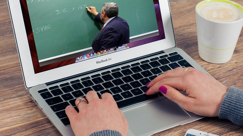 Schülerin beim Online-Unterricht - Bild:  Pixabay / Tumisu