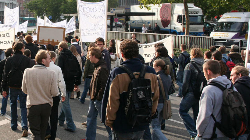 Studierende auf einer Kundgebung. - Bild: flickr / Tim Weber 