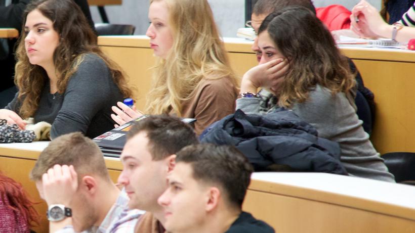 Viele Studierende befinden sich weiterhin in finanziellen Zwangslagen.  - Bild: flickr / Universität Salzburg 