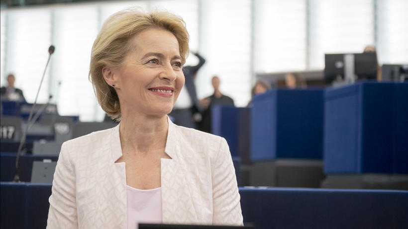 Ursula von der Leyen vor dem Europäischen Parlament. - Bild: flickr / European Parliament