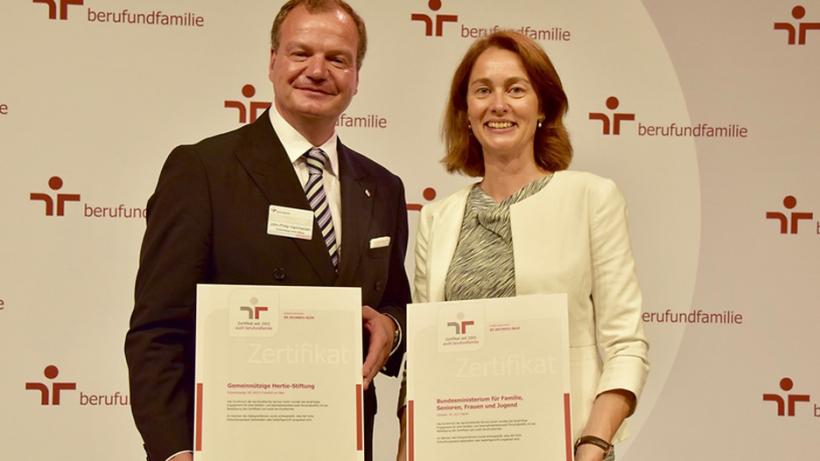 Familienministerin Katarina Barley (SPD) bei der Verleihung der Zertifikate. - Bild: BMFSFJ
