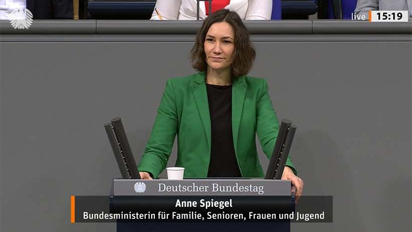 Bundesministerin Anne Spiegel Quelle: Screenshot aus der Bundestagsdebatte am 13.01.2022
