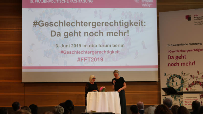Dr. Ulrike Spangenberg (rechts) findet, das bestehende Steuerrecht benachteiligt Frauen. - Bild: zwd