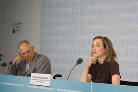 Familienministerin Kristina Schröder stellte zusammen mit Finanzminister Wolfgang Schäuble (beide CDU) am 20. Juni in Berlin die Evaluationsergebnisse zu familienpolitischen Leistungen vor.