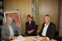 Im Bild: Der SPD-Bildungspolitiker Ernst Dieter Rossmann (rechts) im Gespräch mit der Chefredaktion des POLITIKMAGAZINS (Holger H. Lührig und Hilda Lührig-Nockemann)