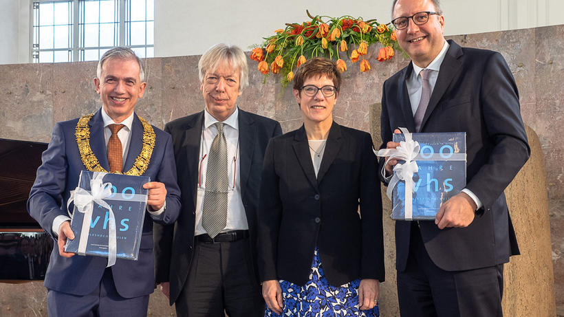 Frankfurts OB Peter Feldmann, DVV-Vorstandsvorsitzender Dr. Ernst Dieter Rossmann, DVV-Präsidentin Annegret Kramp-Karrenbauer und der Präsident des Bundesverfassungsgerichts, Prof. Andreas Voßkuhle (v.l.n.r.). - Bild: Deutscher Volkshochschul-Verband e.V. / Thomas Tratnik