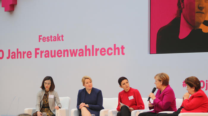 Podiumsdiskussion mit Raffaela Rein, Franziska Giffey, Nazan G&ouml;kdemir, Angela Merkel und Lore Maria Peschel-Gutzeit. - Bild: zwd