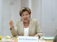 Die Gesch&auml;ftsf&uuml;hrerin des Allensbach-Instituts (IfD), Renate K&ouml;cher, bei der Vorstellung der Umfrageergebnisse zur 'Geschlechtergleichstellung von Frauen und M&auml;nnern' in Berlin.