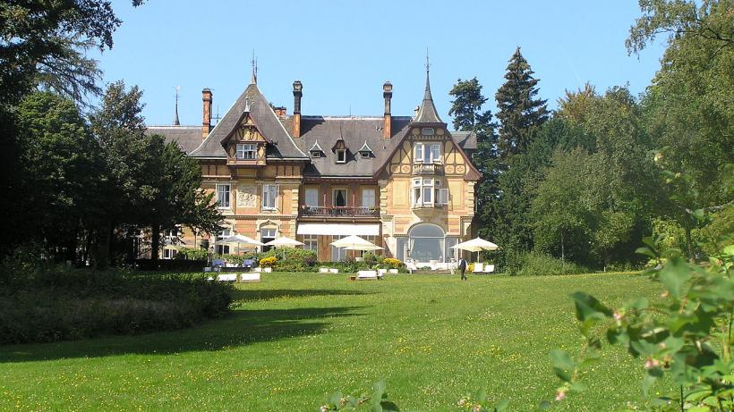Villa Rothschild in Königstein (Taunus), wo der Finanzverteilungsschlüssel 1950 durch die Länderministerpräsidenten aus der Taufe gehoben wurde (Bildquelle: Wikipedia)