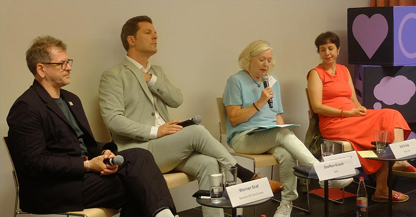 (v.l.n.r.) Die Spitzenkandidat:innen von Grünen (Werner Graf), SPD (Steffen Krach) und Linken (Elif Eralp) haben sich am 29. Juni den Fragen von Üpfi (Moderation: Helga Hentschel) gestellt. Nicht der Einladung gefolgt war der Spitzenkanidat der CDU, Stefan Evers. 
