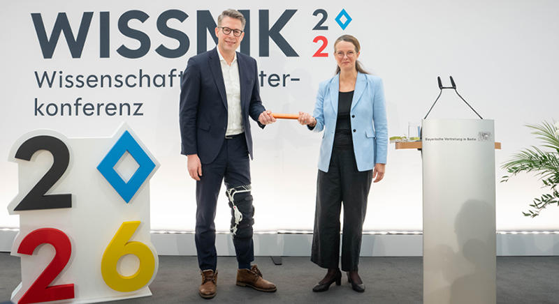 Stab&uuml;bergabe in der WissenschaftsMK: Minister Blume (BY) und Ministerin Martin (MV). Bild &copy; StMWK/Axel K&ouml;nig