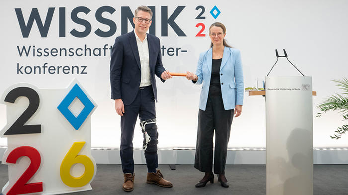 Stab&uuml;bergabe in der WissenschaftsMK: Minister Blume (BY) und Ministerin Martin (MV). Bild &copy; StMWK/Axel K&ouml;nig