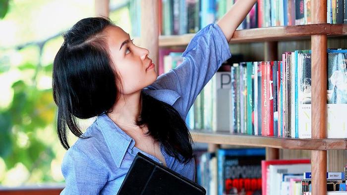 Sch&uuml;lerin lernt f&uuml;rs Abitur - Bild: Pixabay / Jess Foami