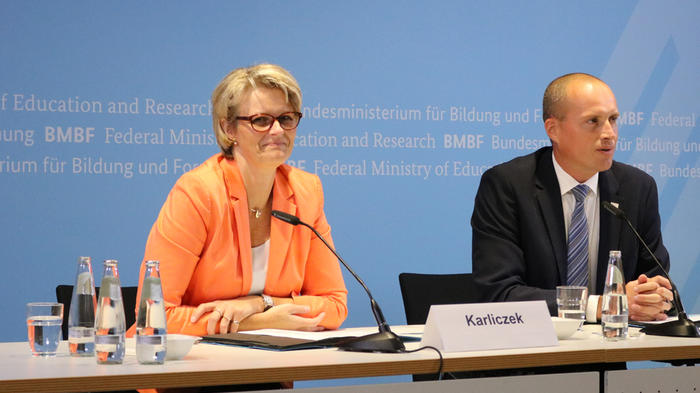 Stellte die Hightechstrategie 2025 der Bundesregierung am Mittwoch im BMBF vor: Bundesforschungsministerin Anja Karliczek (CDU). Rechts Pressesprecher R&uuml;diger Ruch. - Bild: zwd