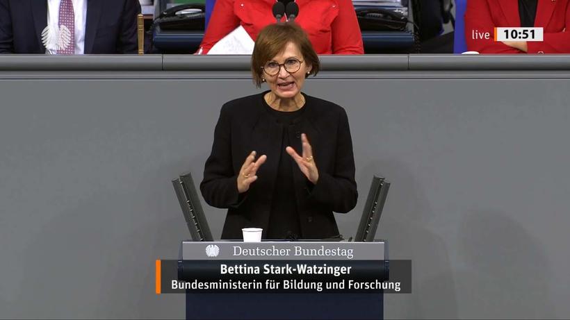 Bundesministerin Bettina Stark-Watzinger, Screenshot aus der Bundsetagsdebatte am 13. Januar 2022