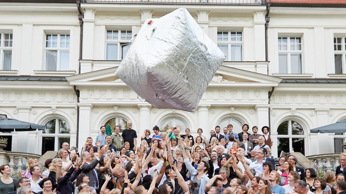 Die Preisträger*innen vor dem Schloss Genshagen - Bild: René Arnold