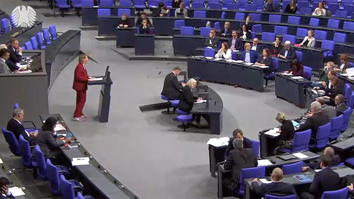 Bundestag 30.01.2024: im Plenum spricht Dr. Wiebke Esdar (SPD). Bild: Livestream BTG
