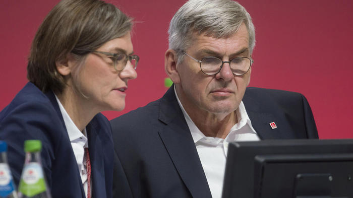 Christiane Benner (links) und J&ouml;rg Hofmann (rechts) beim 24. Ordentlichen Gewerkschaftstag in N&uuml;rnberg. - Bild: igmetall.de / Frank Rumpenhorst