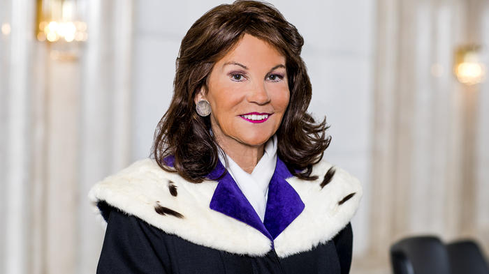 Brigitte Bierlein 2018 als Vizepr&auml;sidentin des &ouml;sterreichischen Verfassungsgerichtshofs. - Bild: wikimedia.org
