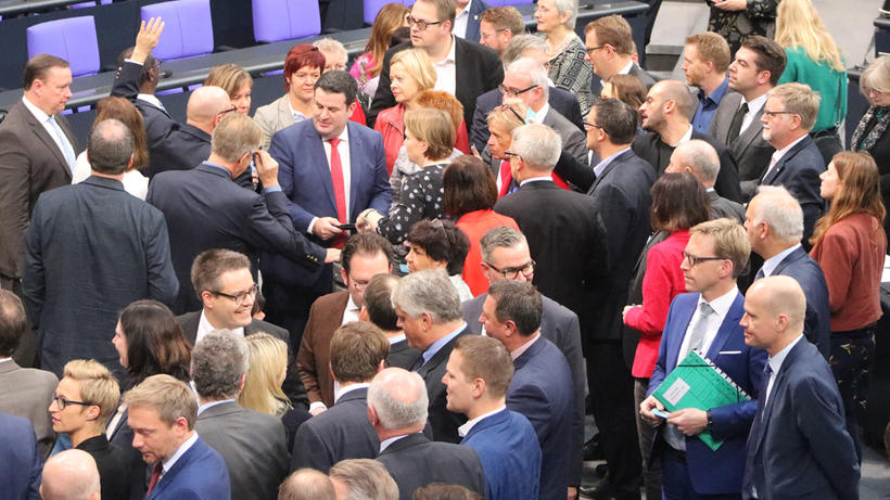 Über die Grundgesetzänderung stimmten die Bundestagsabgeordneten namentlich ab. - Bild: zwd